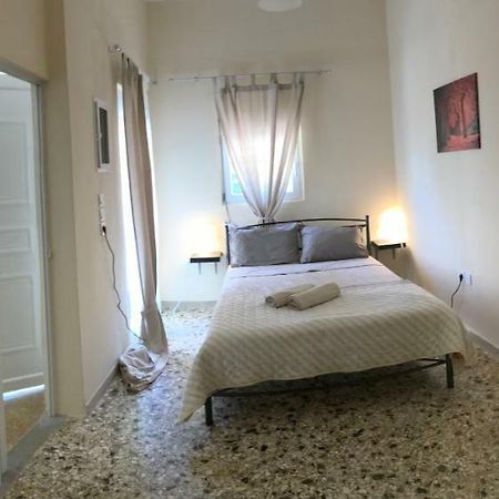 Sunshine'S House Near The Beach, 10 Min From The Airport Loútsa Exterior foto